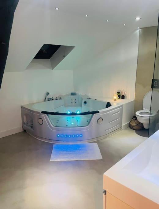 Stanislas Central & Jacuzzi Parking ナンシー エクステリア 写真